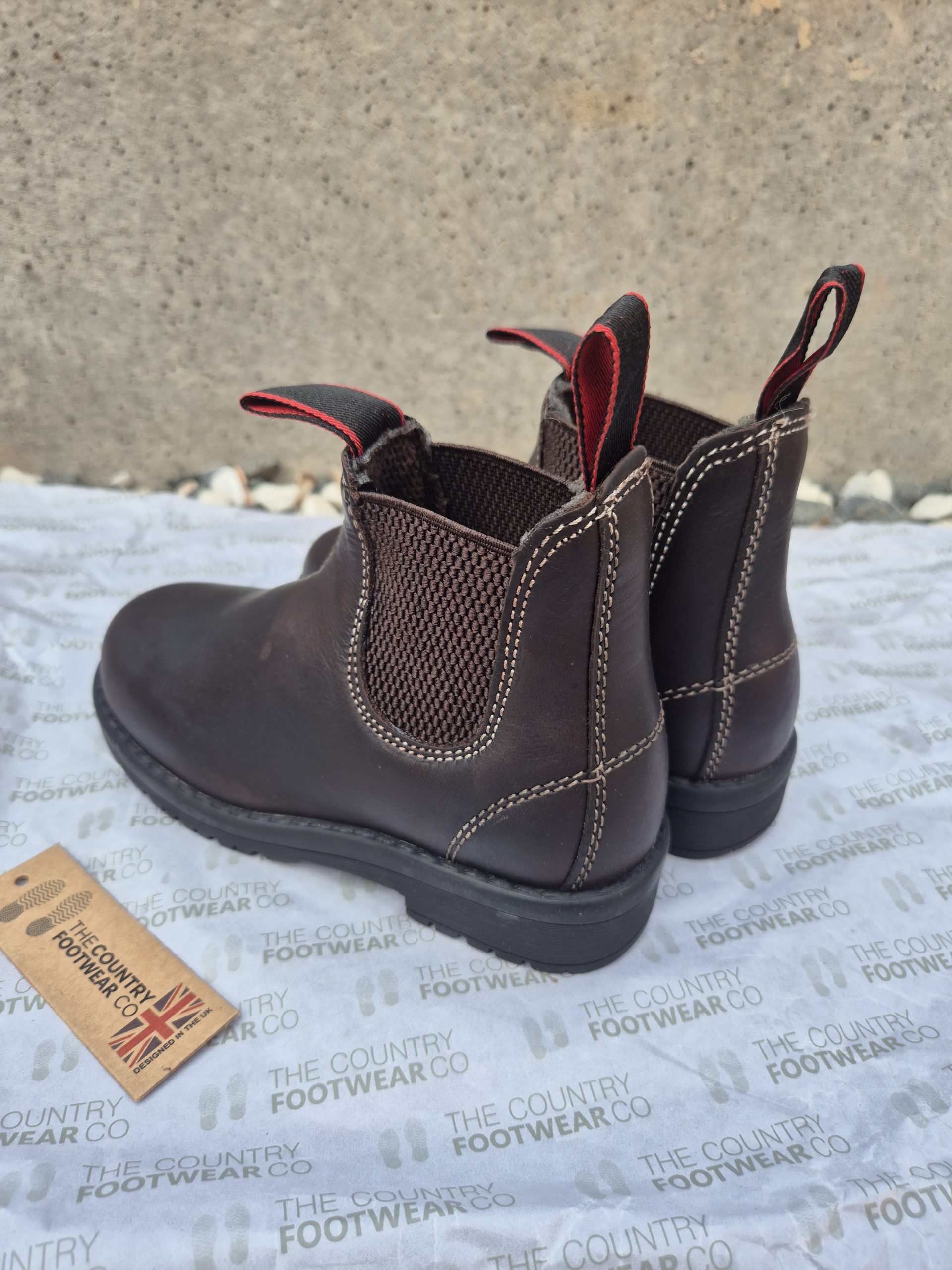 Youths Brisbane RB Waxy Leather Black Red Pull Tag Dealer Boot sizes 3 to 6