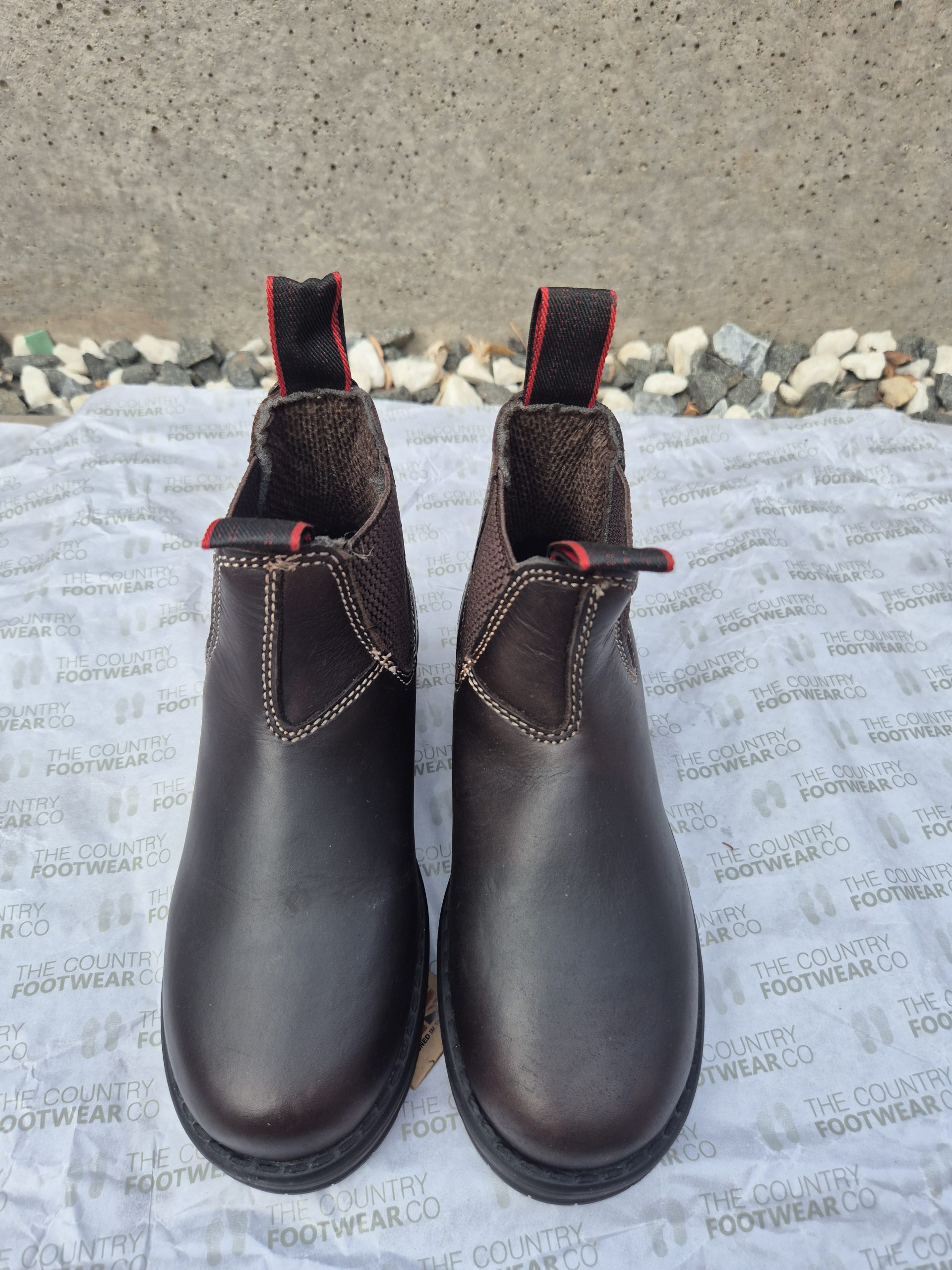 Youths Brisbane RB Waxy Leather Black Red Pull Tag Dealer Boot sizes 3 to 6