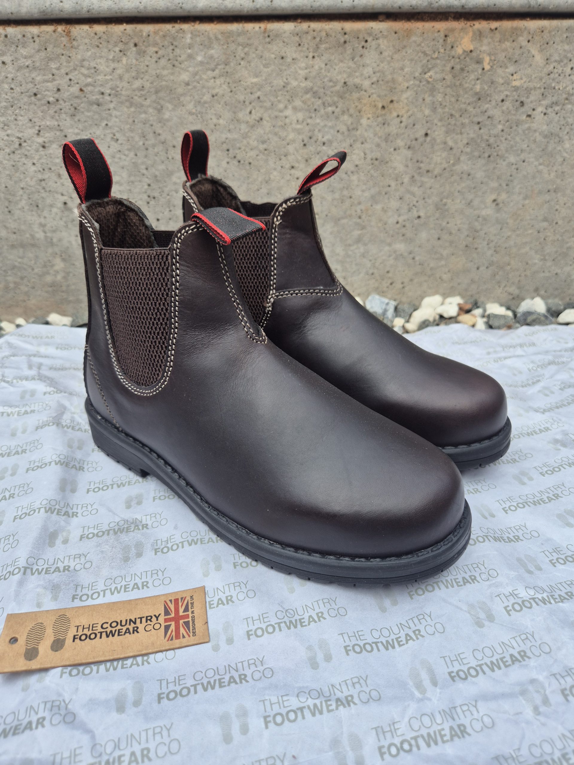 Youths Brisbane RB Waxy Leather Black Red Pull Tag Dealer Boot sizes 3 to 6